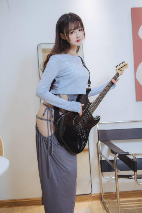 羽生三未吉他妹妹COS：演绎温柔与酷感并存的摇滚魅力