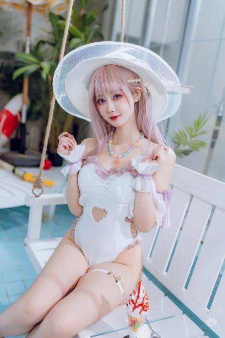 羽生三未泳装普利茅斯COS：夏日海风与皇家气质的完美融合