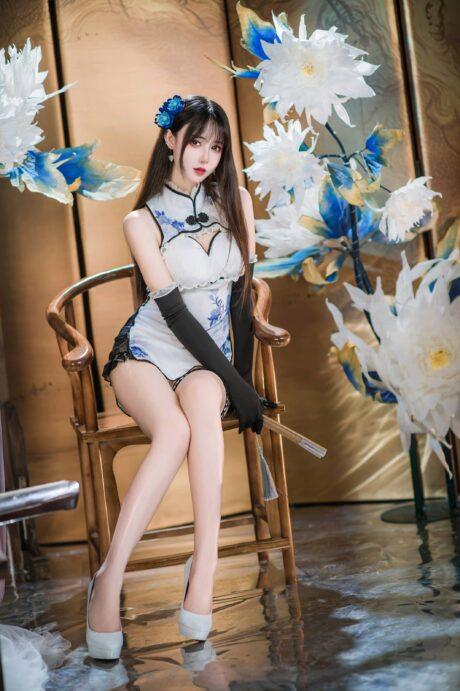 艳娘幻梦谭羽生三未COS：青花瓷旗袍演绎古典与性感的交响