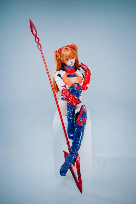 蠢沫沫明日香COS：展现EVA二号机战斗女王的英气与魅力