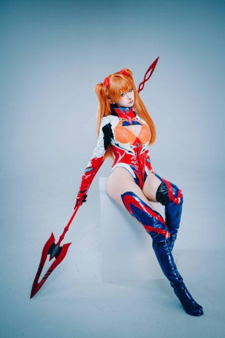 蠢沫沫明日香COS：展现EVA二号机战斗女王的英气与魅力