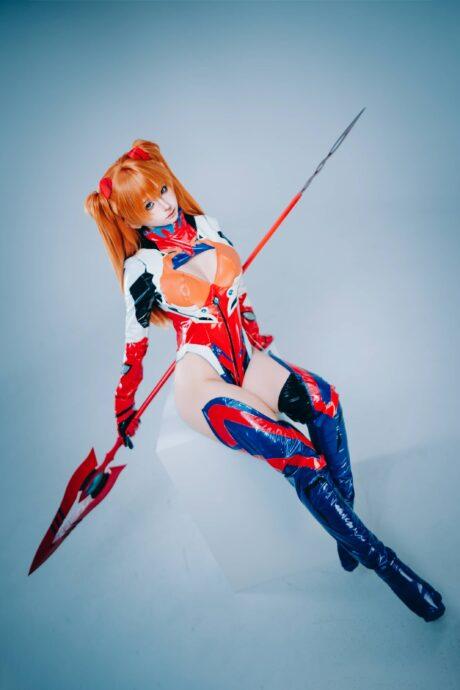蠢沫沫明日香COS：展现EVA二号机战斗女王的英气与魅力