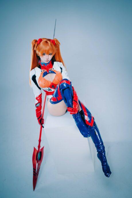 蠢沫沫明日香COS：展现EVA二号机战斗女王的英气与魅力