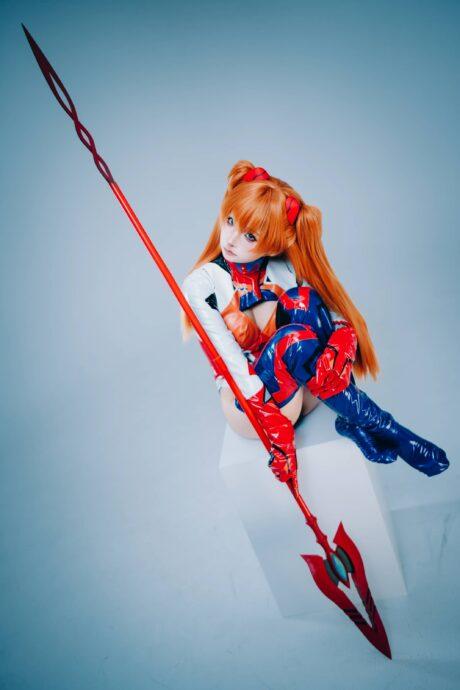 蠢沫沫明日香COS：展现EVA二号机战斗女王的英气与魅力