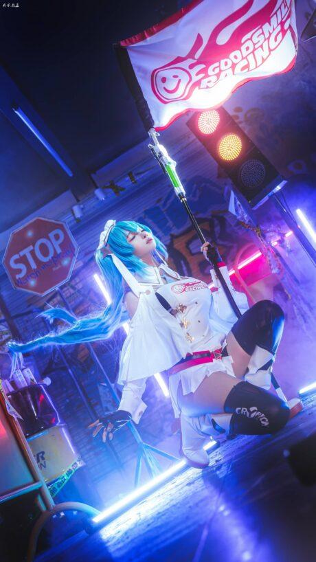 赛博舞台上的女神：蠢沫沫初音未来COS与未来感的完美融合