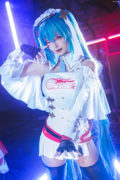 赛博舞台上的女神：蠢沫沫初音未来COS与未来感的完美融合