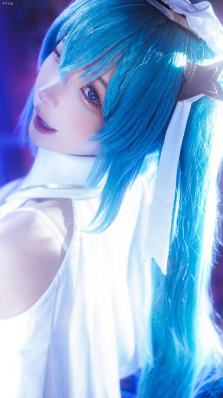 赛博舞台上的女神：蠢沫沫初音未来COS与未来感的完美融合