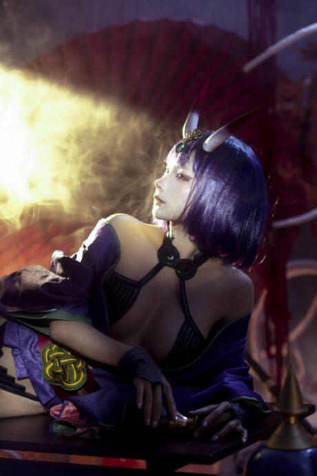 酒吞童子妖艳再现：蠢沫沫COS完美诠释FGO中的鬼王魅力