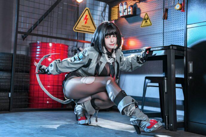 BANBANKO半半子惊艳演绎简杜COS：黑街与霓虹的迷人碰撞