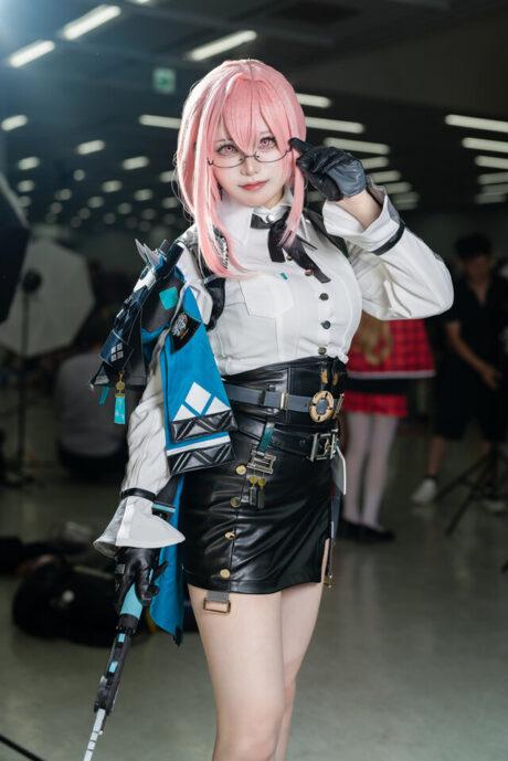 冷艳与专业的完美结合：Sabi錆倾情演绎绝区零月城柳COS