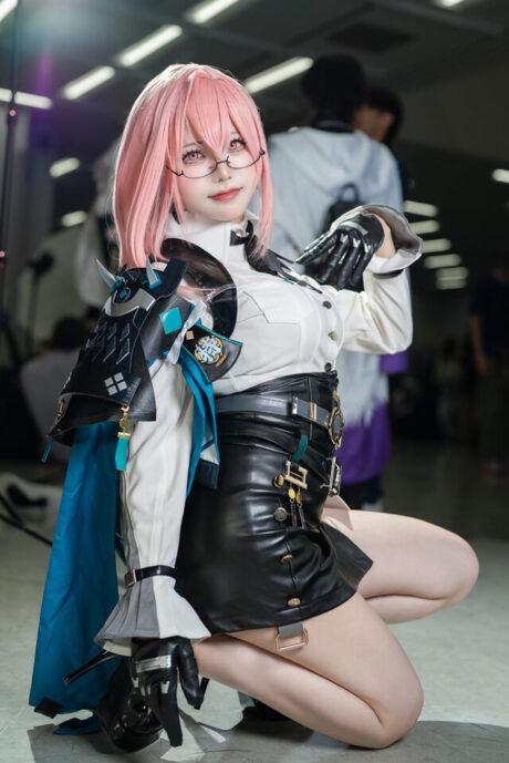 冷艳与专业的完美结合：Sabi錆倾情演绎绝区零月城柳COS