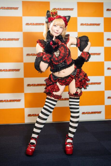 在秋叶原邂逅可爱与俏皮：红色格子猫女仆造型引领cos潮流
