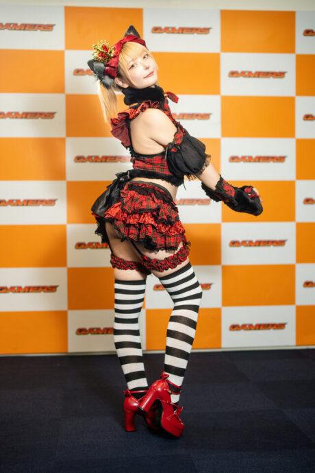 在秋叶原邂逅可爱与俏皮：红色格子猫女仆造型引领cos潮流