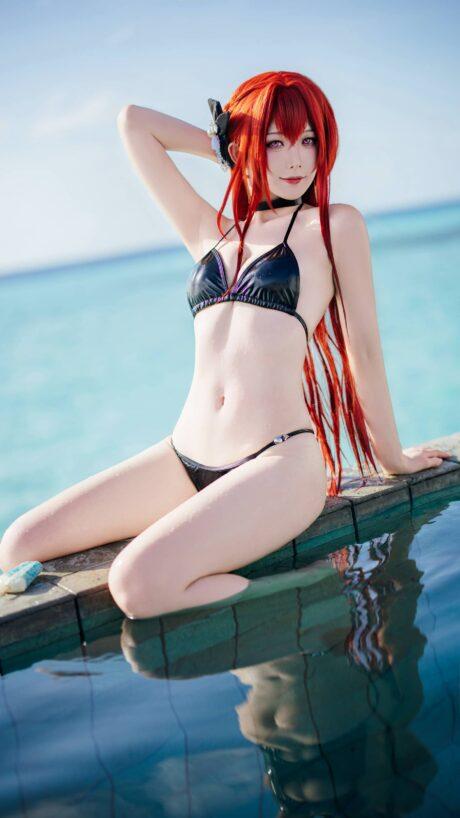 当皇家威严遇上夏日海风：封疆疆v泳装版君主COS清爽还原