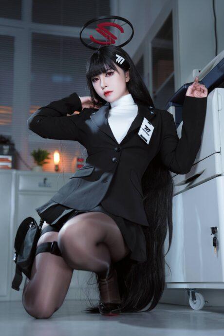 碧蓝档案调月莉音COS：半半子完美诠释冷酷魅力与强势气场