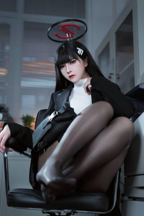 碧蓝档案调月莉音COS：半半子完美诠释冷酷魅力与强势气场