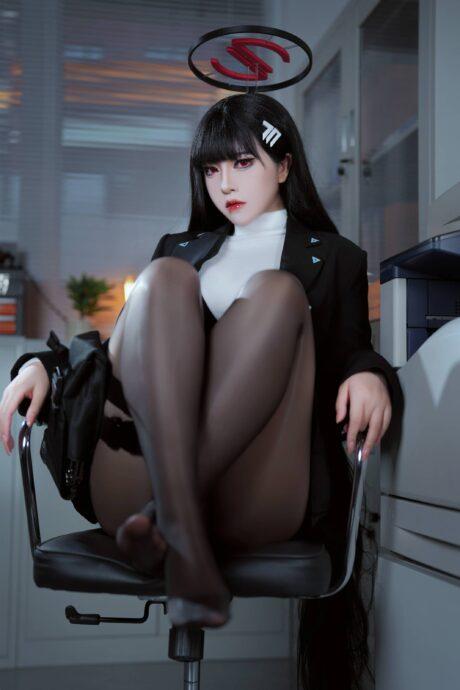 碧蓝档案调月莉音COS：半半子完美诠释冷酷魅力与强势气场