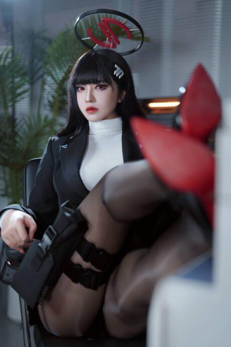 碧蓝档案调月莉音COS：半半子完美诠释冷酷魅力与强势气场