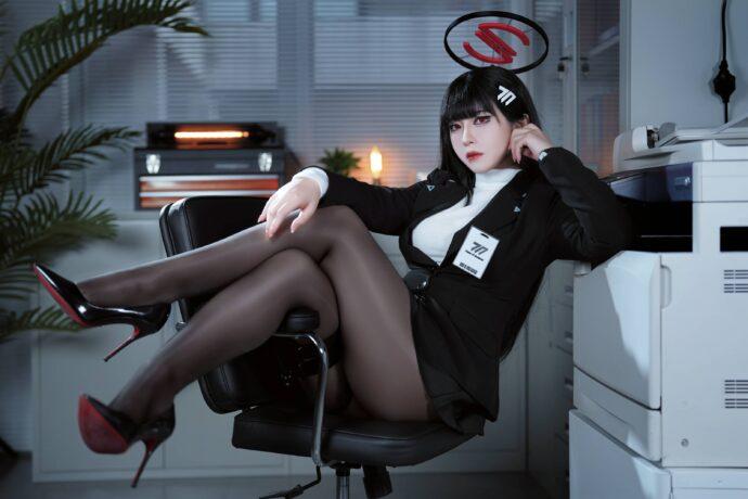 碧蓝档案调月莉音COS：半半子完美诠释冷酷魅力与强势气场