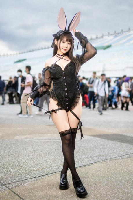 经典主题魅力再现：Helene凯琳黑色蕾丝兔女郎COS闪耀PF