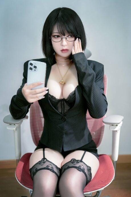 职场时尚与性感：半半子COS上司様OL完美演绎办公室女郎