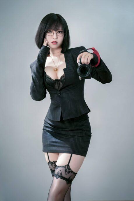 职场时尚与性感：半半子COS上司様OL完美演绎办公室女郎