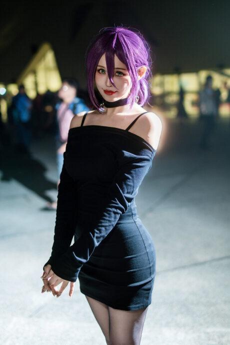 艾青iris性感演绎链锯人蕾塞COS：优雅与危险并存的魅力瞬间