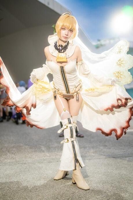 蔷薇与剑锋共舞：四巫日モミ尼禄COS诠释新娘装的傲娇美学