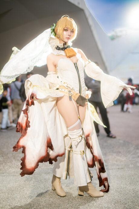 蔷薇与剑锋共舞：四巫日モミ尼禄COS诠释新娘装的傲娇美学