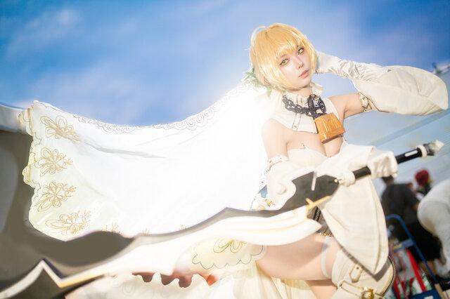 蔷薇与剑锋共舞：四巫日モミ尼禄COS诠释新娘装的傲娇美学