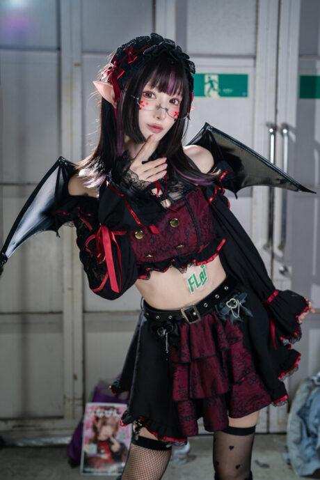 NanaPink魅魔COS亮相池袋万圣节，绝对领域美学引发关注