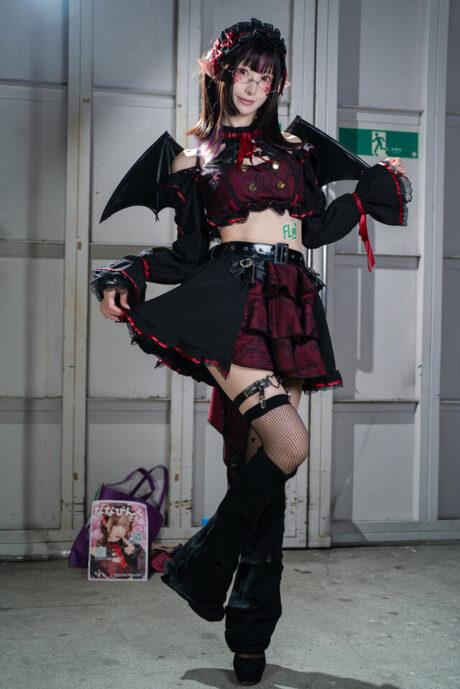 NanaPink魅魔COS亮相池袋万圣节，绝对领域美学引发关注