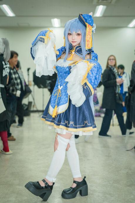 万圣节的魅力交汇：水雨露露僵尸版兔田佩克拉cos精彩呈现