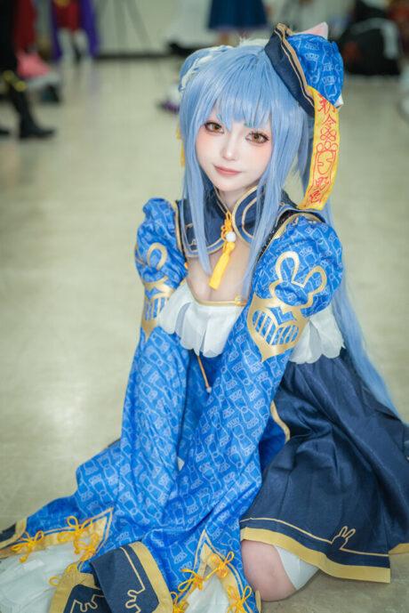 万圣节的魅力交汇：水雨露露僵尸版兔田佩克拉cos精彩呈现