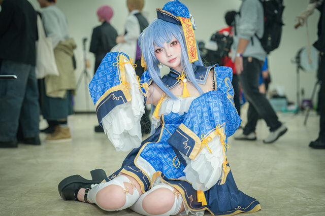 万圣节的魅力交汇：水雨露露僵尸版兔田佩克拉cos精彩呈现