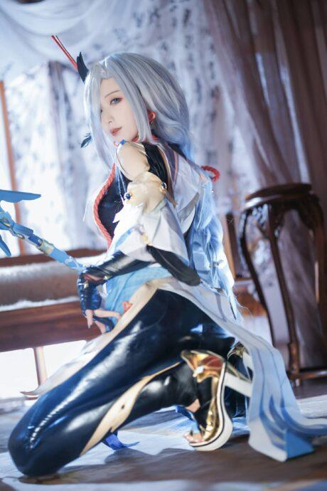 仙气缭绕与东方幻想：封疆疆vCOS演绎原神申鹤的至臻风采