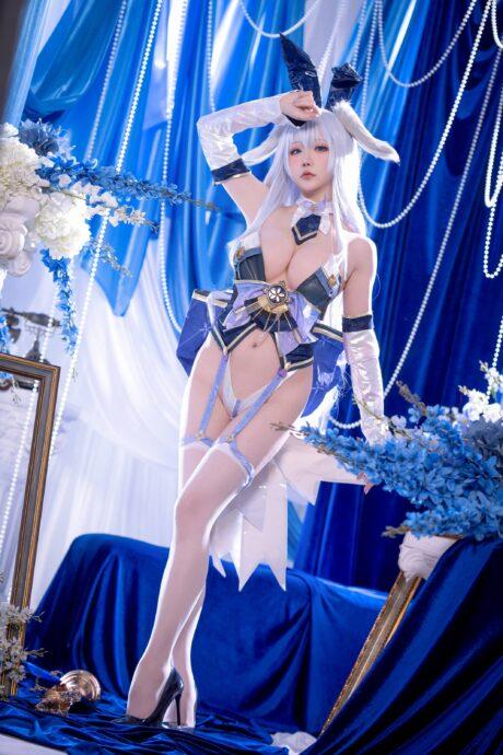 优雅与力量完美结合：星之迟迟cos信浓无与伦比的性感魅力