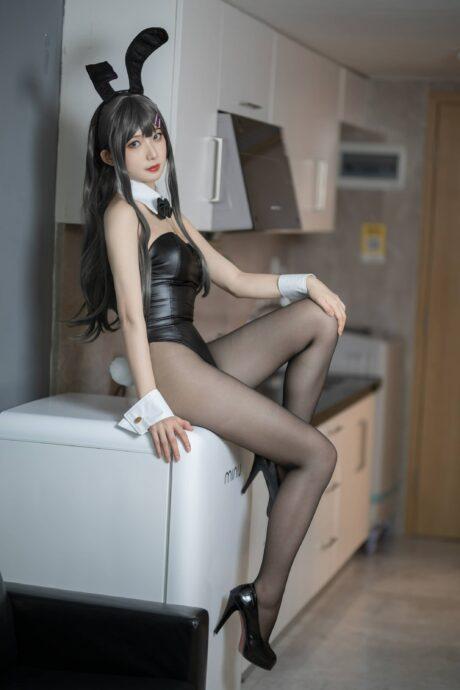 探索青春之美：封疆疆v樱岛麻衣COS兔女郎演绎得淋漓尽致