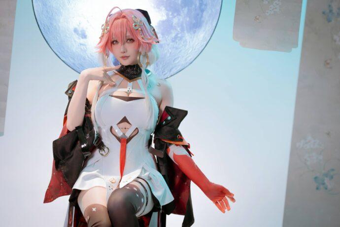 星之迟迟长离COS：在红黑渐变中传递策略与力量的双重美丽