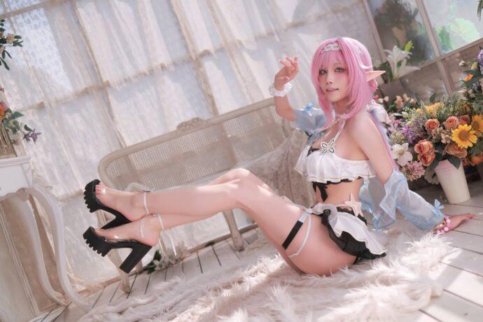 梦幻与现实的交错：水淼aquaCOS演绎爱莉希雅的魅力与温柔