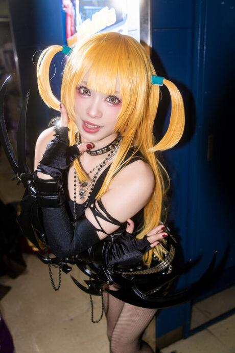 渔网袜与金色双马尾的魅力：ARISA死亡笔记弥海砂COS解析