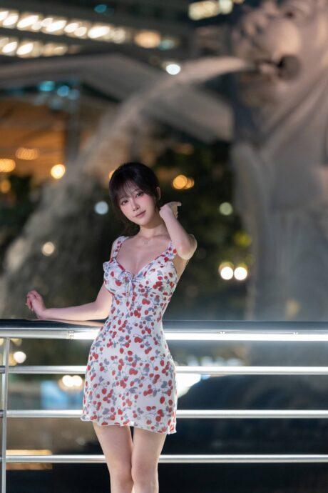 穿梭于新加坡夜色迷情：水淼aqua诠释窈窕淑女的浪漫瞬间