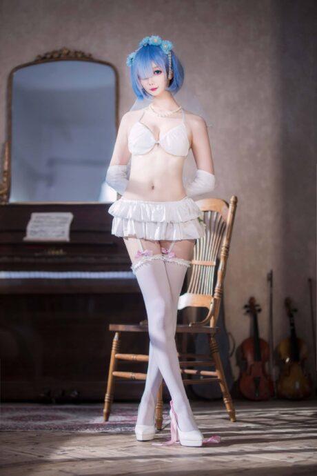 细腻与优雅的结合：封疆疆v精心再现花嫁版本雷姆COS之美