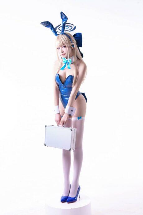 聚光灯下的未来魅力：封疆疆vCOS惊艳演绎兔女郎飞鸟马时