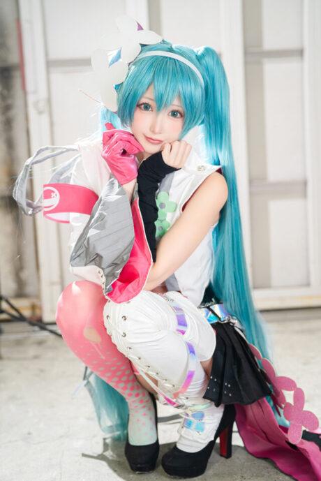 赛车版虚拟歌姬：NanaPink初音未来COS池袋万圣节惊艳亮相