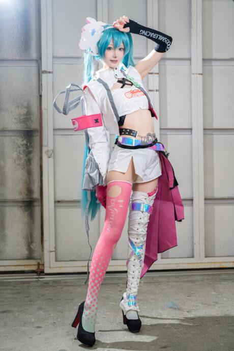 赛车版虚拟歌姬：NanaPink初音未来COS池袋万圣节惊艳亮相