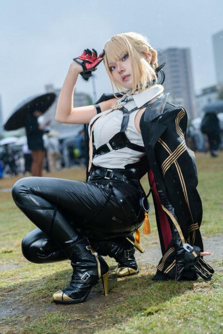 雨幕中的自信与潇洒：浅葱日茉莉伊芙琳cos亮相池袋万圣节