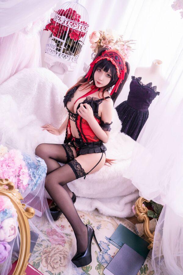 中岛莫之子i时崎狂三COS：红黑哥特灵装的舞台感与线条美学