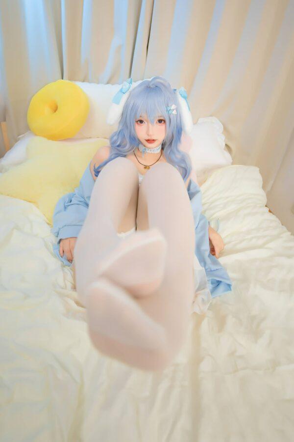 低声量的蓝色：神楽坂真冬COS气质演绎柔软光线中的甘雨