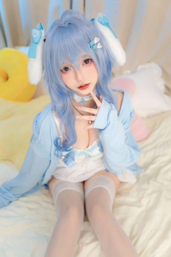 低声量的蓝色：神楽坂真冬COS气质演绎柔软光线中的甘雨